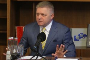 R. FICO: EURÓPSKA KOMISIA V SPORE SO ZELENSKÝM O PLYN A TRANZIT JE NA NAŠEJ STRA...