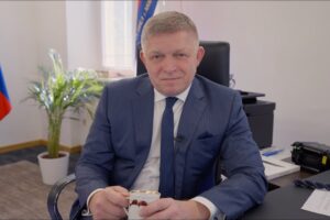 R. Fico: Tak toto si pozrite, od rána sa chytám za brucho.