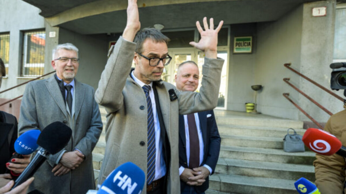 Szalay vypovedal na polícii o očkovaní proti COVID-19, trestné oznámenia boli podané aj na Druckera či Šutaja Eštoka – VIDEO