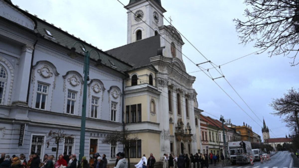 Telesné ostatky zosnulého vladyku Ladislava Hučka uložili do krypty Katedrály sv. Jána Krstiteľa v Prešove