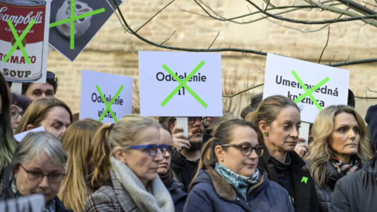 Liberáli vyzývajú Šimkovičovú na odvolanie Niňaja, SNG sa pre neodborné vedenie dostala do veľkej krízy