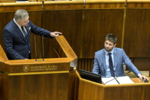 Voliči si k politikom vytvárajú silné psychologické puto, útok na nich vnímajú a...