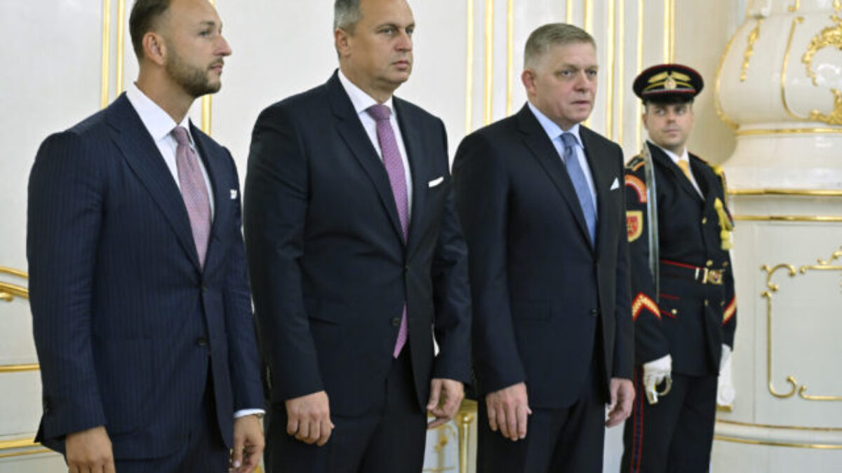 SNS a Hlas vyhnali siedmich poslancov a prípadný pád vlády bude ich zodpovednosťou, vyhlásil Fico Hlas-SD a SNS chcú predložiť návrhy na obnovu vládnej väčšiny v pondelok. Ak tak nespravia, situáciu bude riešiť Fico