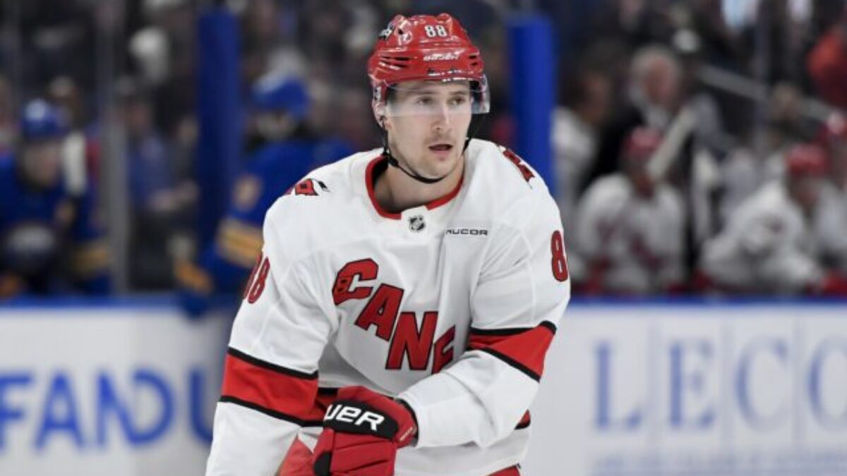 Vody zámorskej NHL rozbúrila megavýmena. Pôsobisko menia lídri Caroliny i Colorada – VIDEO, FOTO