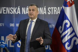 SNS opakuje výzvu Ficovi, žiada okamžité odvolanie Lajčáka z funkcie poradcu