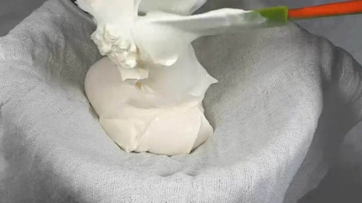 Na torty a zákusky už pridávam vlastne iba jediný krém: Je úplne božský! Na torty a zákusky už pridávam vlastne iba jediný krém: Je úplne božský!