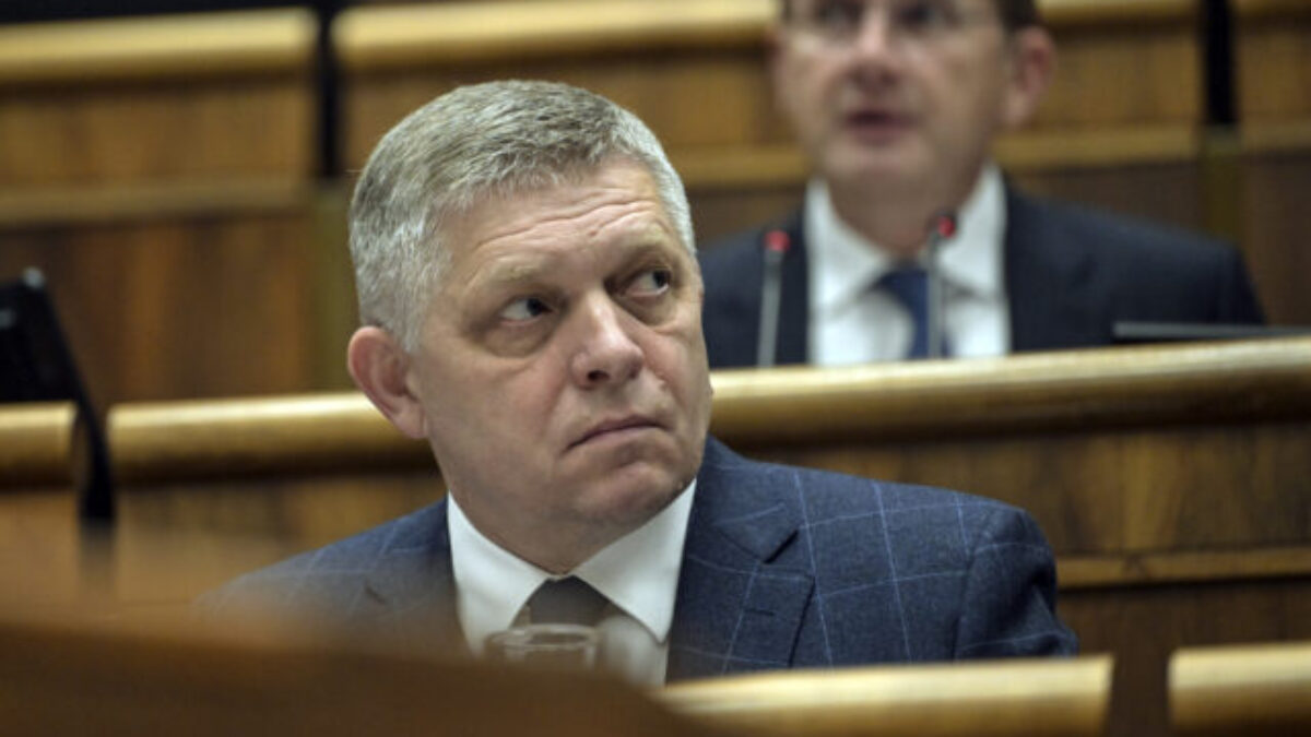 Fico sa mal svojimi výrokmi o prevrate dopustiť šírenia poplašnej správy, Inštitút ľudských práv podal trestné oznámenie