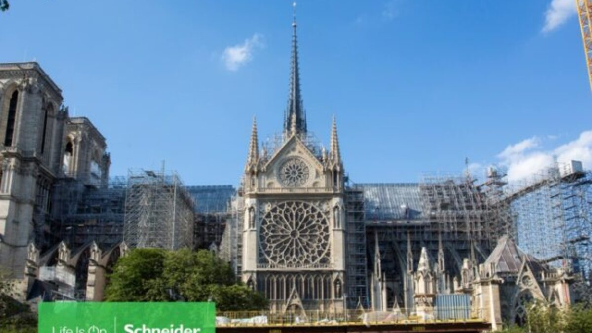 Parížsku Notre-Dame chránia najnovšie energetické systémy Schneider Electric