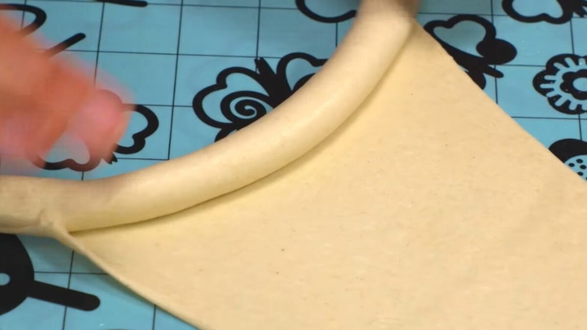 Môj sused, ktorý je mimochodom moc šikovný pekár mi prezradil skvelý recept na asi tie najchutnejšie rožteky: Zvonku chrumkavé, vnútri nadýchané!