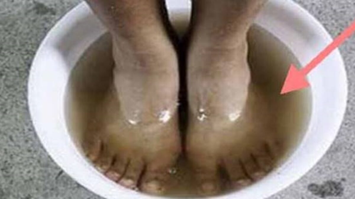 Každý večer som si nohy vložila do prírodnej domácej zmesi a neskutočne sa mi uľavilo: Nikdy by som nepovedala, čo všetko z tela odchádza!