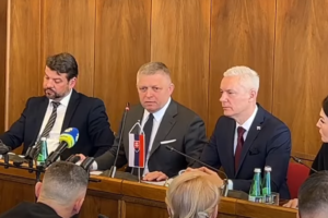 Robert Fico podľa opozície ohrozuje členstvo Slovenska v EÚ a NATO