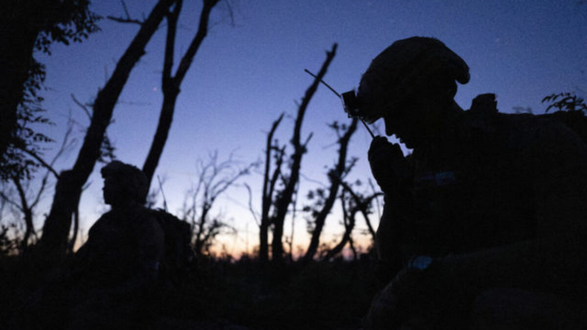 Chýbali im len metre. Ukrajinci utekajúci pred vojnou skončili v rukách stráže, chytili ich pri našich hraniciach