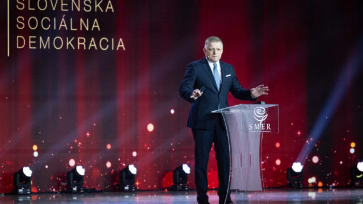 Fico si dlhodobo užíva luxus, z oficiálnych príjmov by si to mohol len ťažko dovoliť, upozorňuje mimovládka
