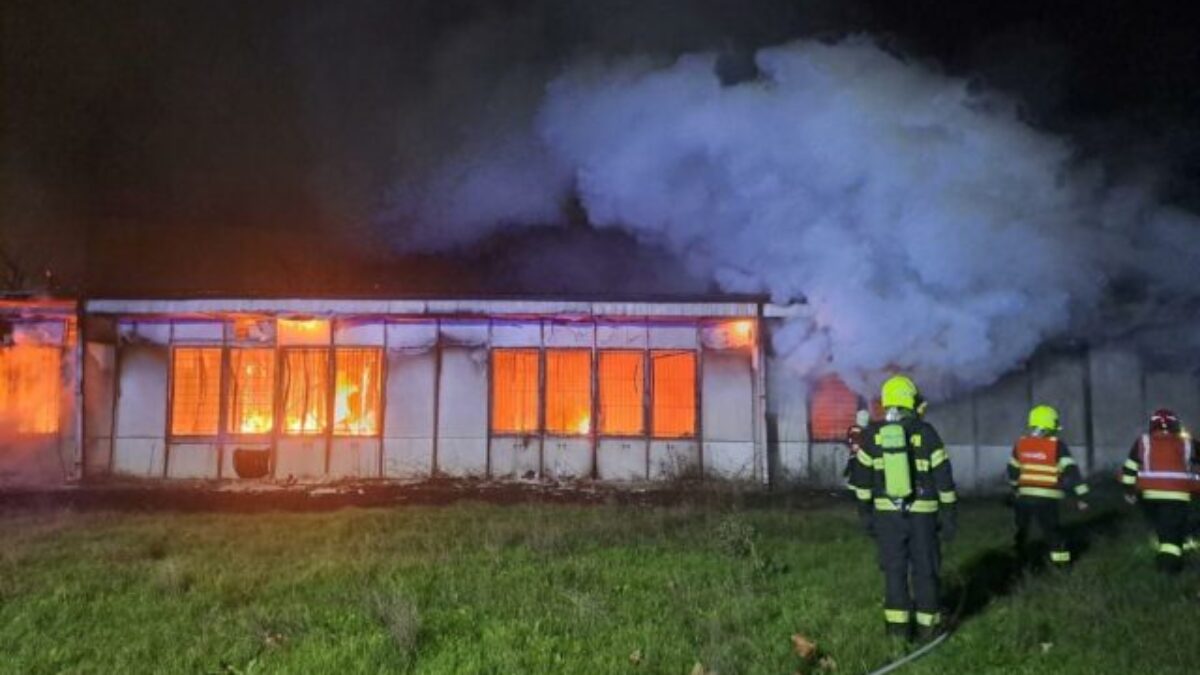 Na Trnavskej ceste v Bratislave začali horieť unimobunky, pri požiari sa nikto nezranil