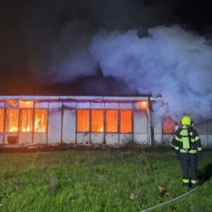 Na Trnavskej ceste v Bratislave začali horieť unimobunky, pri požiari sa nikto n...