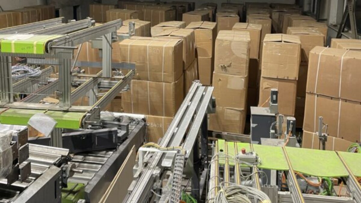 Finančná správa čelí po odhalení najväčšej nelegálnej výrobne cigariet na Slovensku vyhrážkam