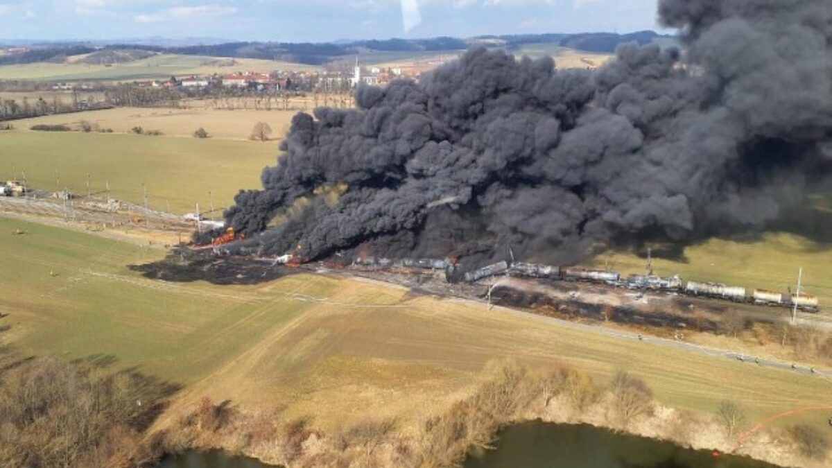 Pri Přerove sa vykoľajil nákladný vlak, nastal výbuch a požiar. Komplikuje to dopravu na Slovensko – FOTO