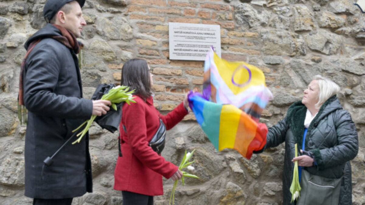 Zavraždených v Teplárni pripomína pamätná tabuľa, pre LGBTI+ ľudí sa otvorilo aj nové komunitné centrum – FOTO