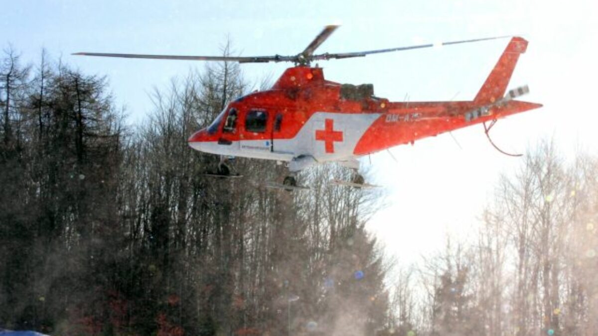 Maloletý lyžiar utrpel vážne poranenie chrbtice, do strediska pri Poprade boli privolaní leteckí záchranári – VIDEO