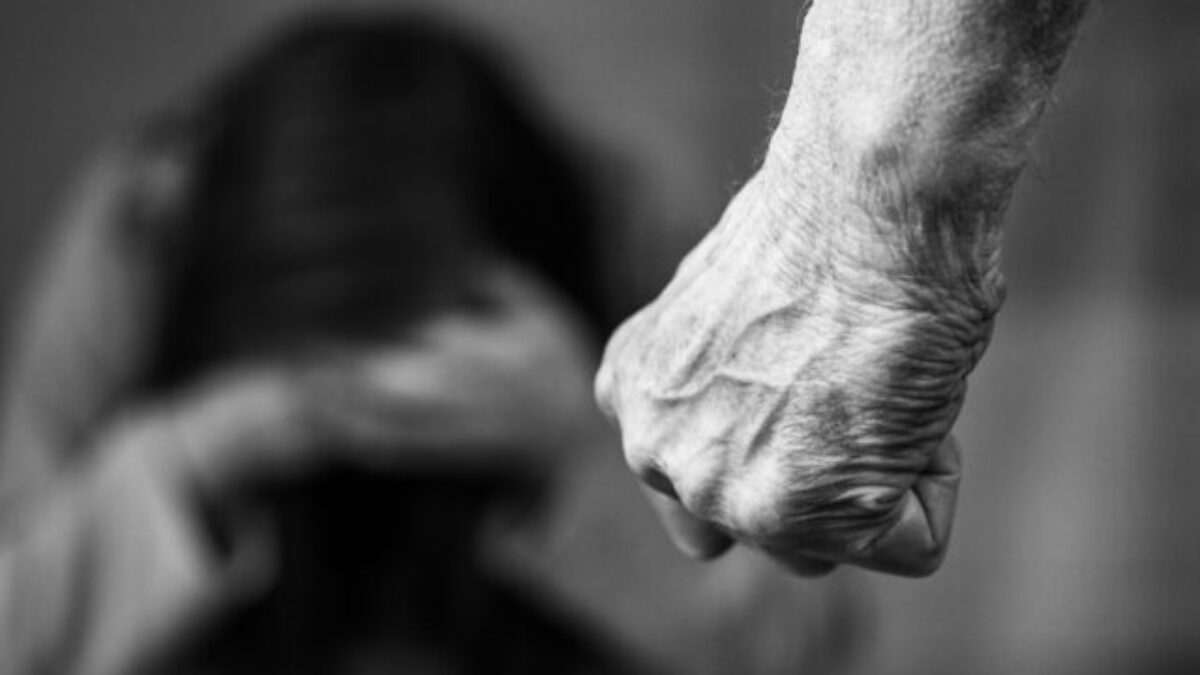 Muž opakovane udieral ženu po celom tele, ťahal ju za vlasy aj jej vulgárne nadával