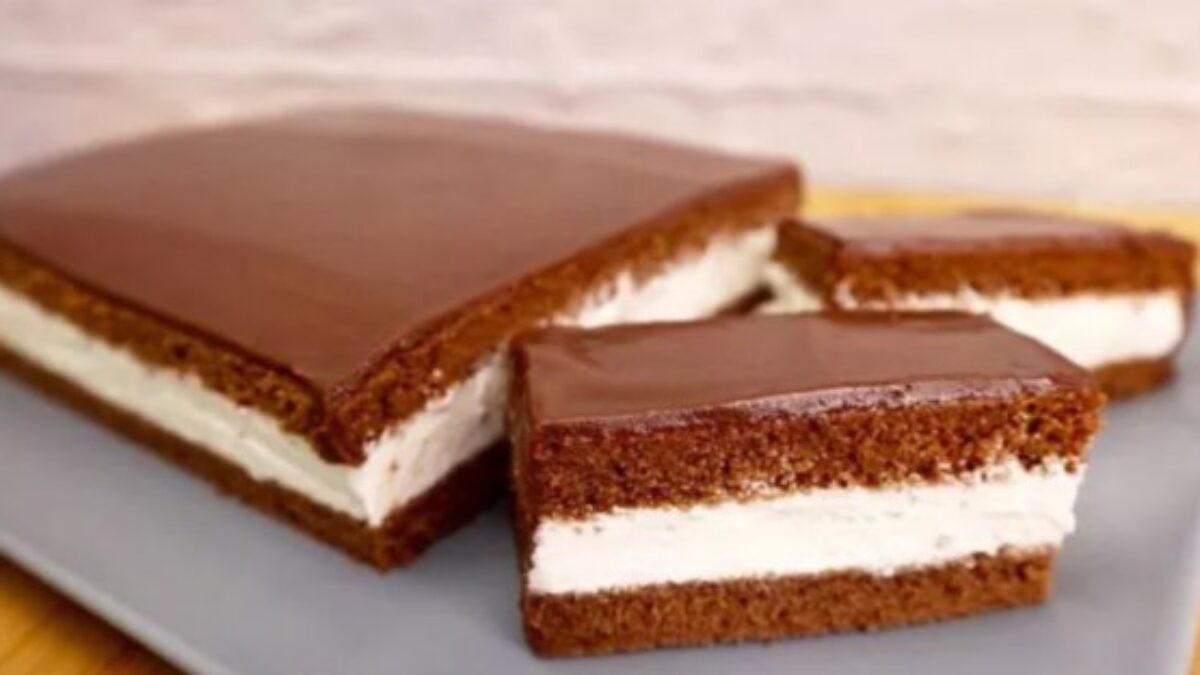 Milované kakaové rezy so smotánkovou náplňou a jemnou čoko polevou, ktorú sme si hneď veľmi obľúbili!