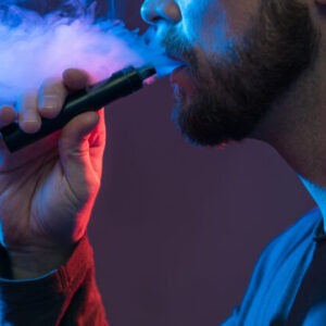 Tínedžer vykašliaval krv, lekári potvrdili nadmerný vaping 