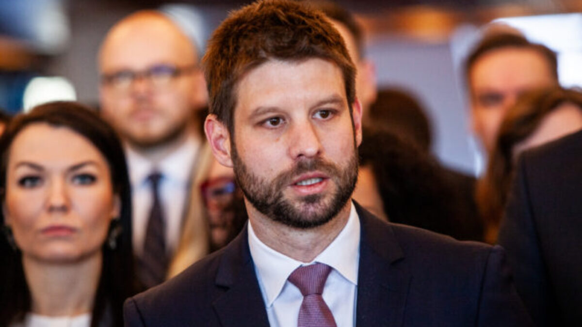 Novela ústavy podľa Šimečku pomôže len Ficovi rozdeliť spoločnosť a nerozumie, prečo prezident zvolal okrúhly stôl – VIDEO