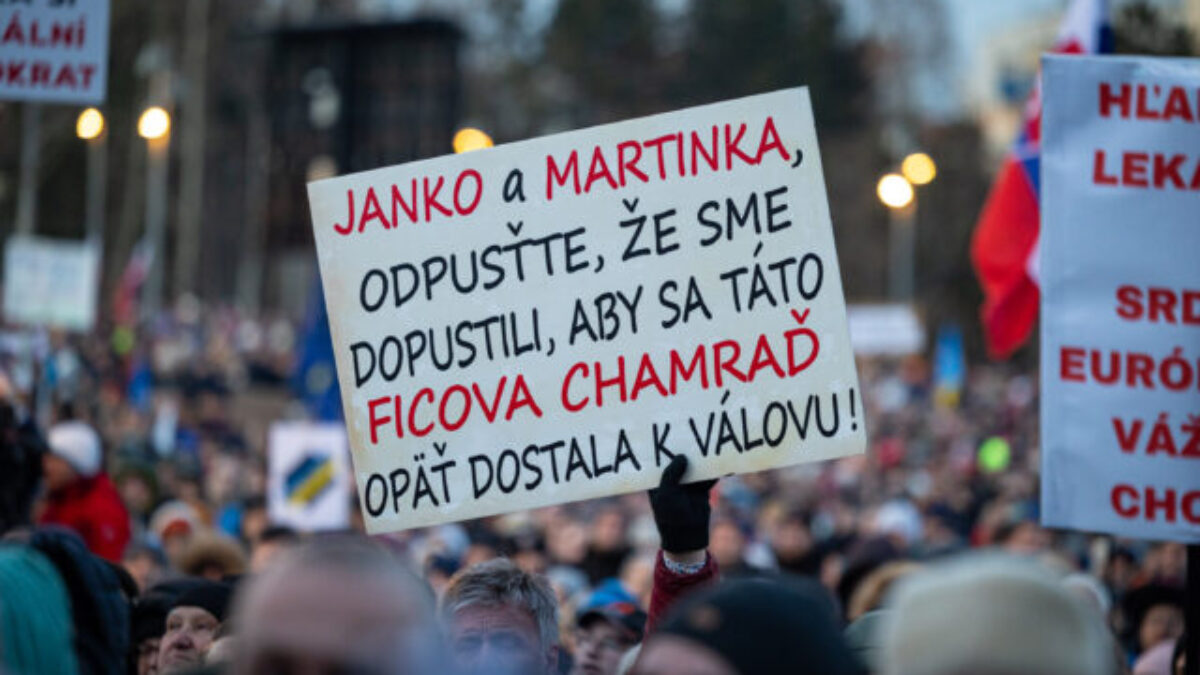 Na proteste „Sedem rokov bez Jána a Martiny“ v Bratislave dav kričal hanba aj dosť bolo Fica – VIDEO, FOTO