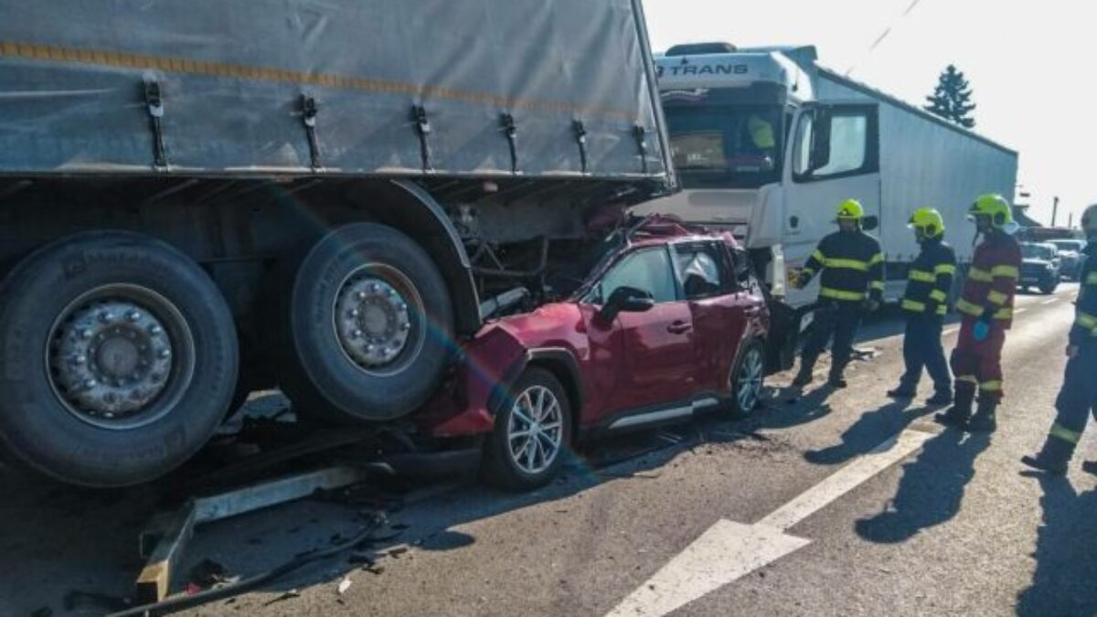 Na Prešovskej ulici v Košiciach sa stala dopravná nehoda, auto s matkou a dieťaťom zostalo zakliesnené medzi kamiónmi – FOTO