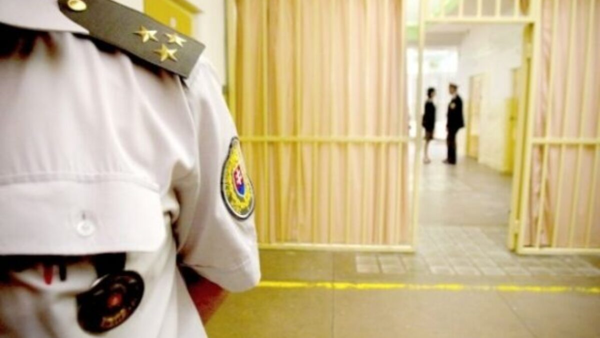 Personálna situácia v Zbore väzenskej a justičnej stráže sa mierne zlepšila, stále však chýbajú špecialisti