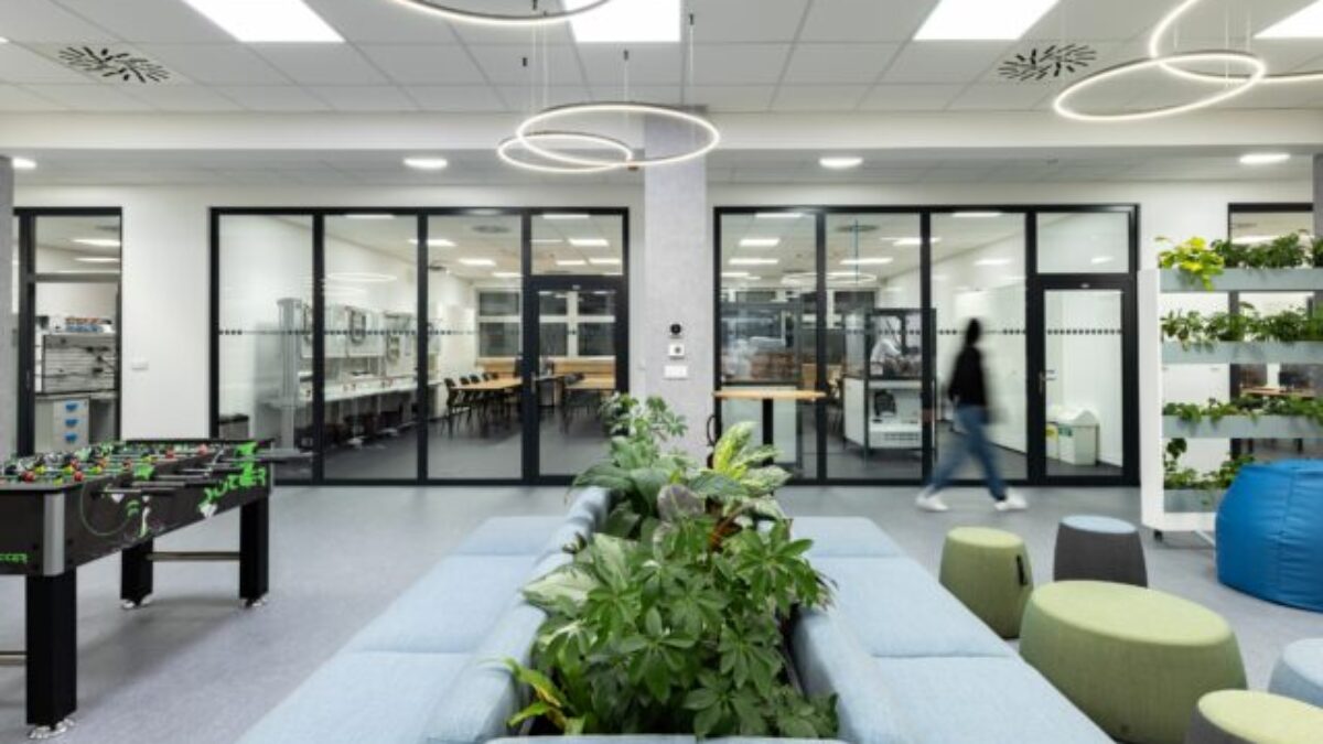 Schaeffler predstavil moderné školiace centrum na Kysuciach: Investícia do vzdelávania a rozvoja zamestnancov aj mladých talentov Schaeffler predstavil moderné školiace centrum na Kysuciach: Investícia do vzdelávania a rozvoja zamestnancov aj mladých talentov