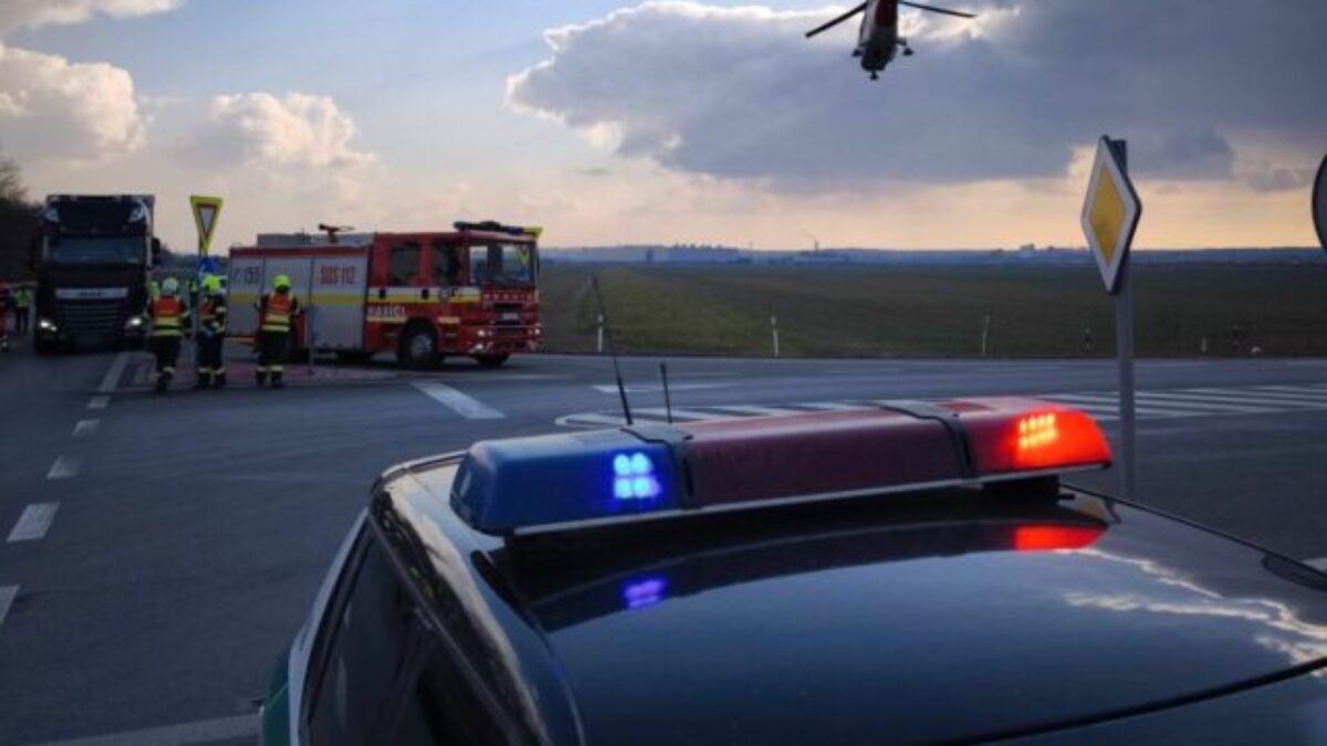 Pri Nitre sa zrazil autobus s autom, na mieste zasahoval aj vrtuľník – FOTO
