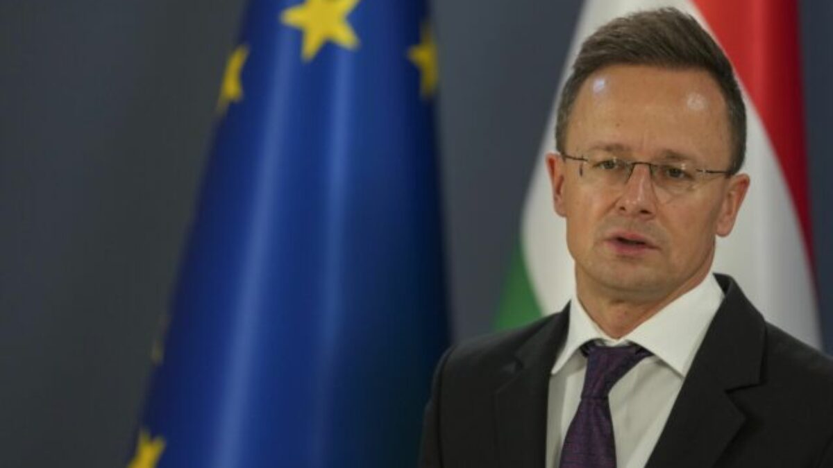 Európski lídri sa podľa šéfa maďarskej diplomacie snažia zabrániť prímeriu na Ukrajine