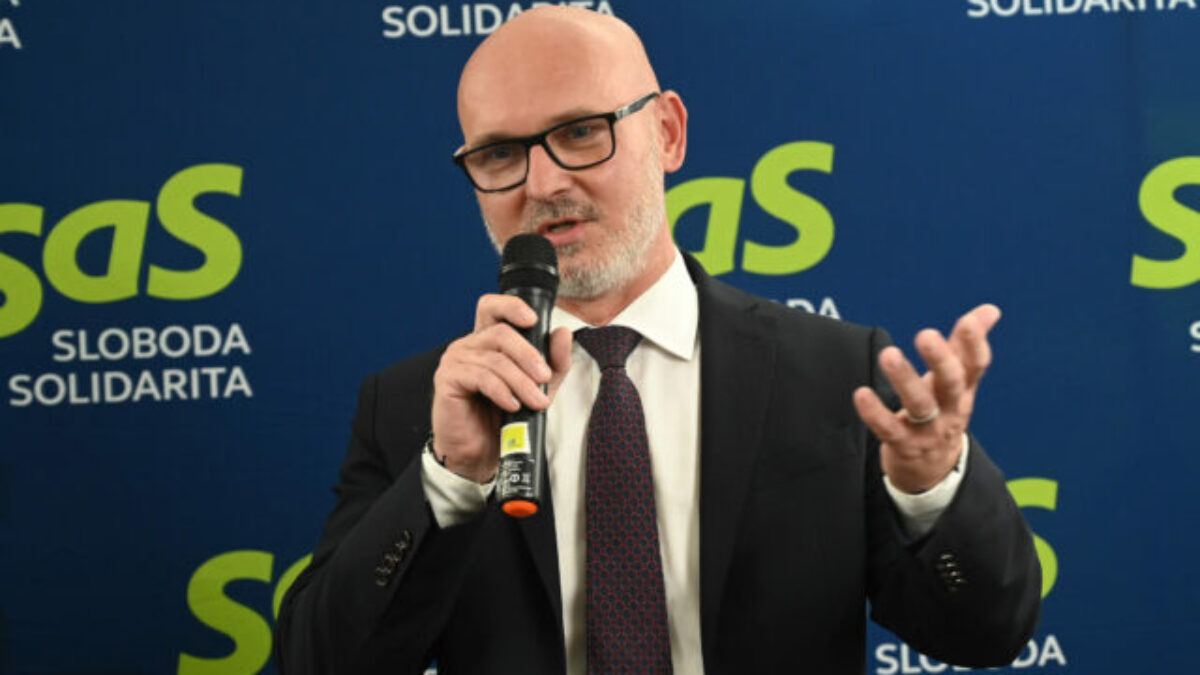 Vláda predvádza telenovelu Pošta pre teba a Fico s Dankom sa správajú ako influenceri, tvrdí Gröhling Trumpova Rada mieru je nedemokratické zoskupenie a obyčajný biznis plán, povedal Gröhling