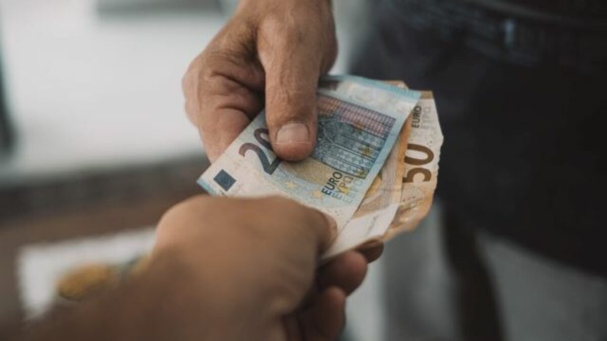 Najviac zarábajú zamestnanci súkromných zahraničných firiem, platy štátnych zamestnancov zaostávajú