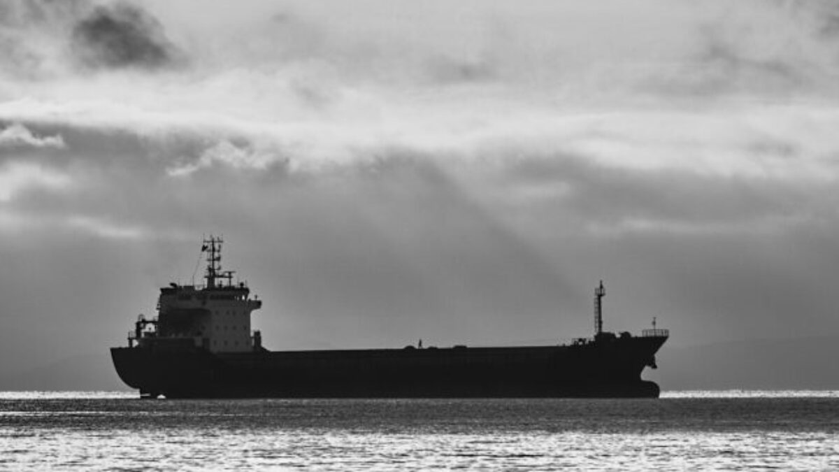 Vyšetrujú explóziu ropného tankera v prístave Usť-Luga, posádka z plavidla utiekla