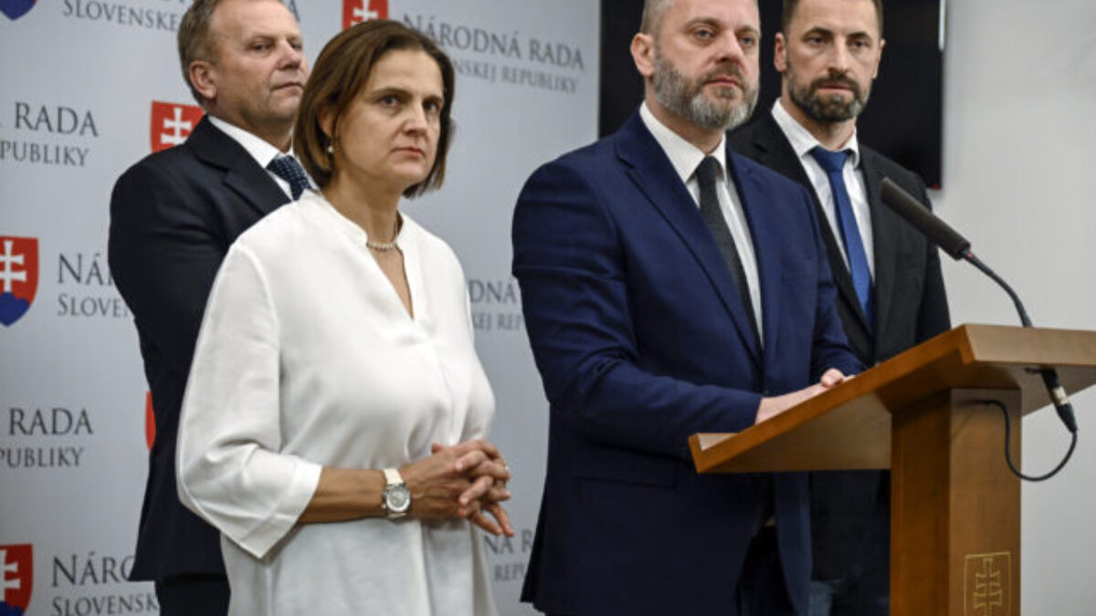 Ficova zmena ústavy ide proti podstate členstva Slovenska v Únii, liberáli iniciujú hromadnú pripomienku – VIDEO