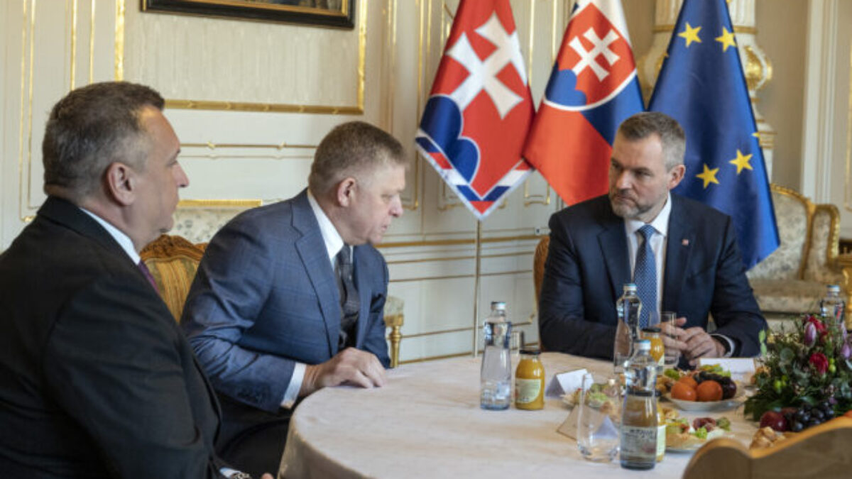 Nikto nepripravuje odchod Slovenska z Únie ani NATO, vyhlásil Pellegrini a skritizoval neúčasť PS a SaS za okrúhlym stolom – VIDEO, FOTO