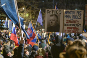 Zhromaždenia „Slovensko je Európa“ aj naďalej pokračujú, protesty prebiehajú vo ...