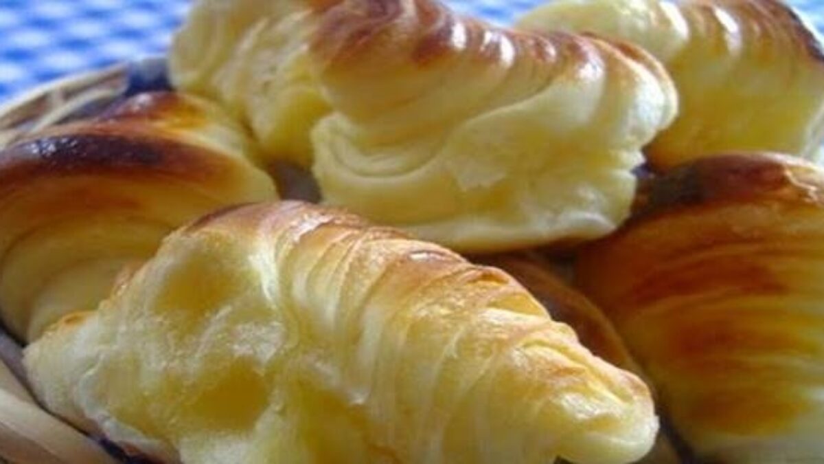Domáce jemné rohlíčky z kyslej smotany pripravené sú už za bleskových 20 minút: Recept od svokry, ktorý sme si okamžite zamilovali!
