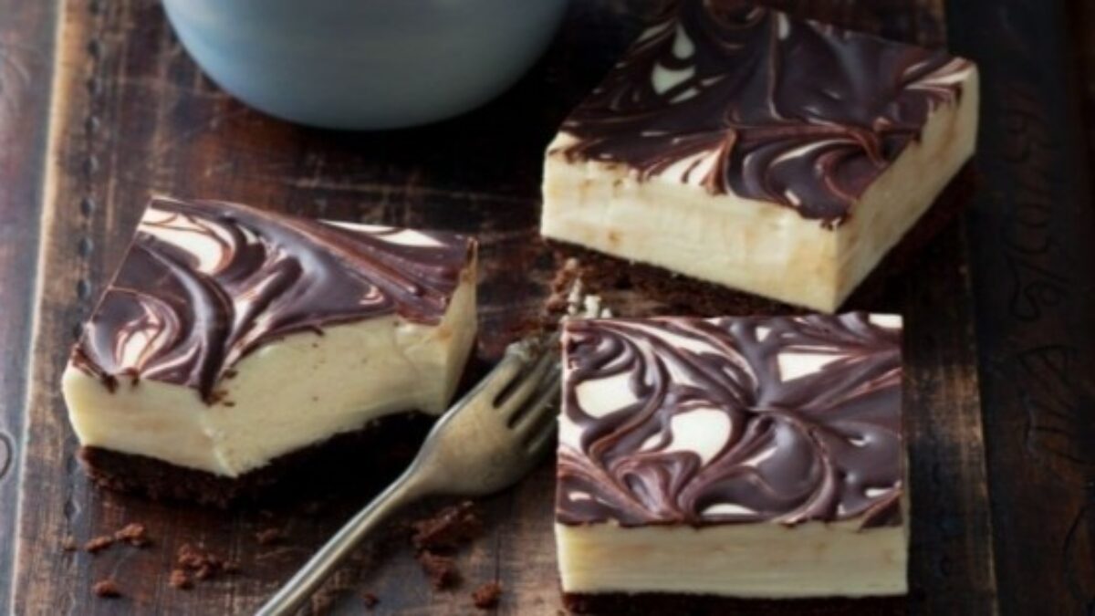 Zákusok, ktorý je doslova jemný vždy ako perinka: Čokoládový mascarpone koláčik,  návšteva okamžite pýtala recept!