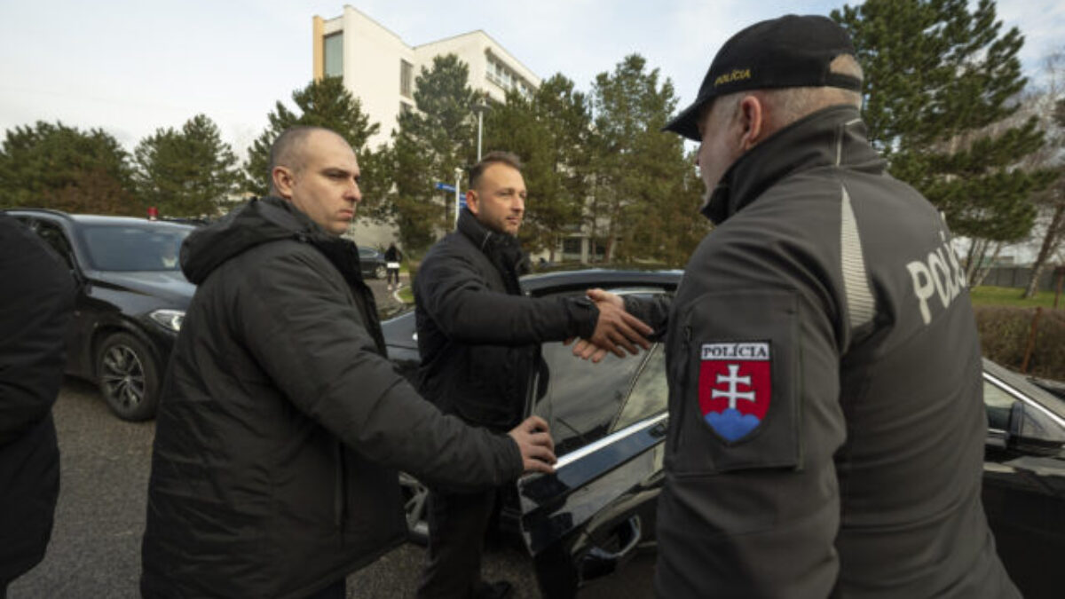 Policajti a hasiči dostanú novú obuv, Eštokovo ministerstvo vybralo slovenskú firmu