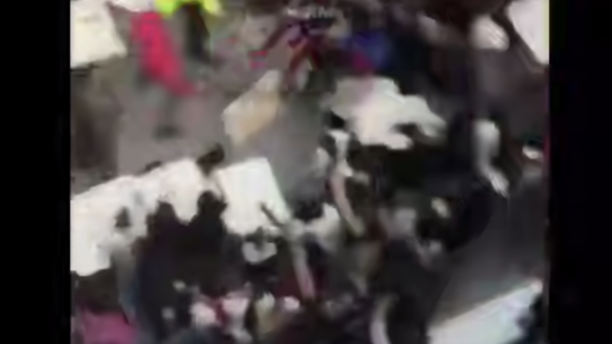 Polícia po vypuknutí bitiek zatvorila mestské nákupné centrum Pentagon