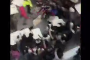 Polícia po vypuknutí bitiek zatvorila mestské nákupné centrum Pentagon