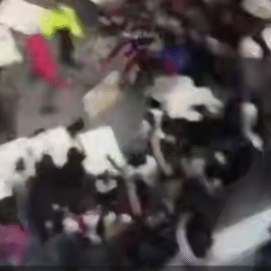 Polícia po vypuknutí bitiek zatvorila mestské nákupné centrum Pentagon