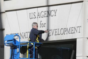 Všetci zamestnanci Americkej agentúry pre medzinárodný rozvoj (USAID) budú prepu...