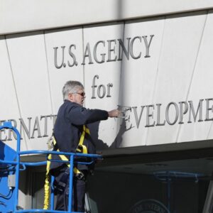 Všetci zamestnanci Americkej agentúry pre medzinárodný rozvoj (USAID) budú prepu...