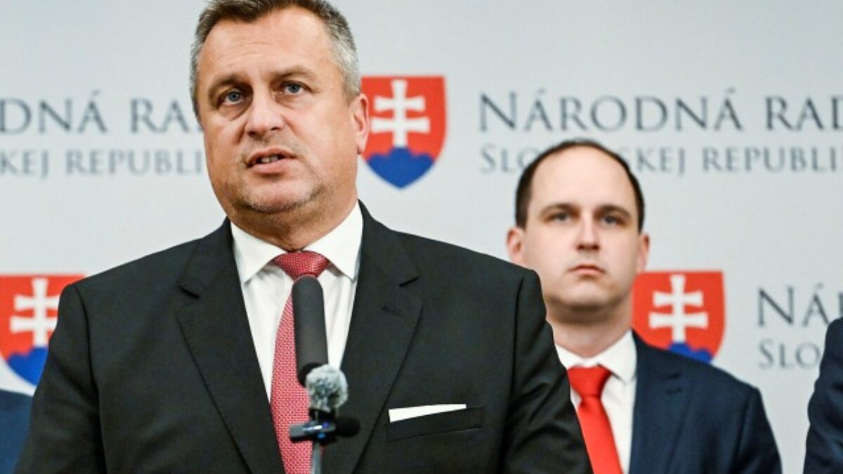 Predseda národniarov vyzval premiéra Fica, aby sa začali vážne rozprávať o neutralite Slovenska