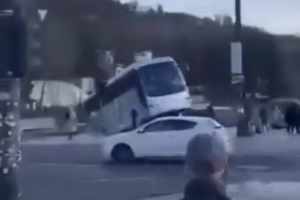 Autobus sa v Turíne zrútil do rieky Pád, vodič zomrel