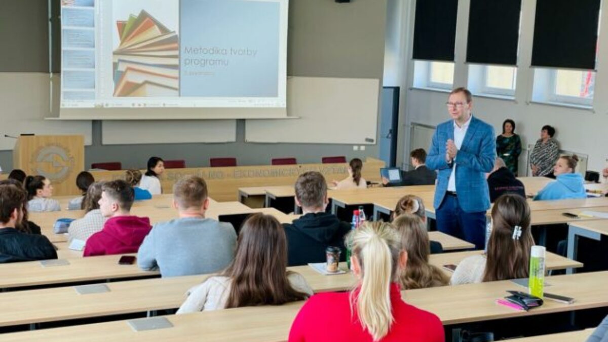 Buduj kariéru vo verejnej správe, študuj manažment verejnej správy na Trenčianskej univerzite